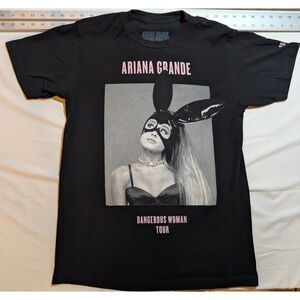 Ariana Grande Dangerous Woman Tour T-Shirt Size Medium